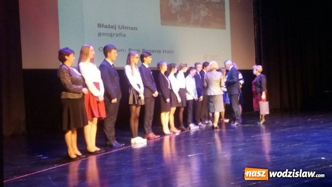 Zdjęcie w galerii na portalu naszwodzislaw.com: Gimnazjum numer 1. Laureaci i finaliści Wojewódzkich Konkursów Przedmiotowych nagrodzeni wiadomości z regionu