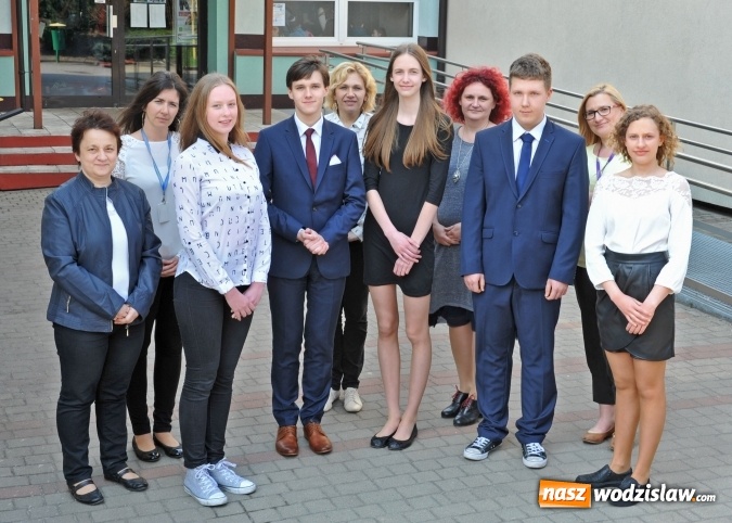 Zdjęcie w galerii na portalu naszwodzislaw.com: Gimnazjum numer 1. Laureaci i finaliści Wojewódzkich Konkursów Przedmiotowych nagrodzeni wiadomości z regionu