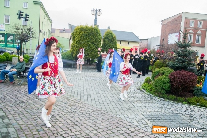 Zdjęcie w galerii na portalu naszwodzislaw.com: Święto Flagi, 96. rocznica wybuchu III Powstania Śląskiego, rocznica uchwalenia Konstytucji 3 Maja oraz Święto św. Floriana. Uroczystości w Rydułtowach wiadomości z regionu