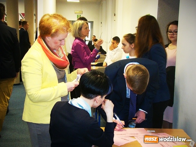 Zdjęcie w galerii na portalu naszwodzislaw.com: Kolejny dzień zmagań maturzystów. Tym razem czas na matematykę  wiadomości z regionu