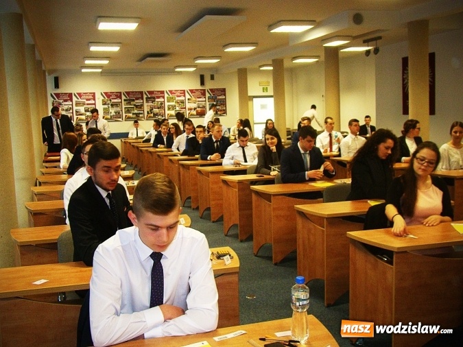 Zdjęcie w galerii na portalu naszwodzislaw.com: Kolejny dzień zmagań maturzystów. Tym razem czas na matematykę  wiadomości z regionu