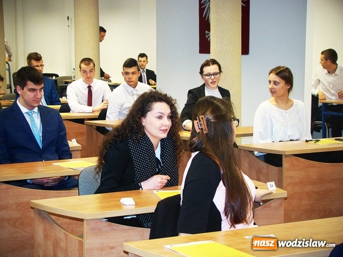 Zdjęcie w galerii na portalu naszwodzislaw.com: Kolejny dzień zmagań maturzystów. Tym razem czas na matematykę  wiadomości z regionu