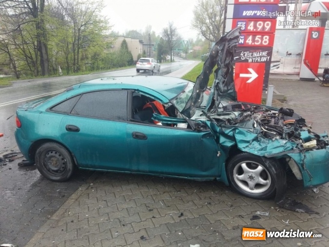 Zdjęcie w galerii na portalu naszwodzislaw.com: Czołowe zderzenie ciężar&oacute;wki z osob&oacute;wką. Wypadek spowodował mieszkaniec Turzy Śląskiej wiadomości z regionu
