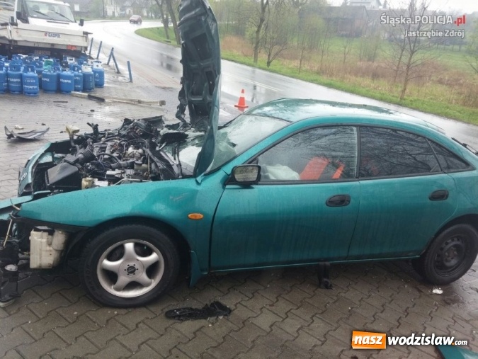 Zdjęcie w galerii na portalu naszwodzislaw.com: Czołowe zderzenie ciężar&oacute;wki z osob&oacute;wką. Wypadek spowodował mieszkaniec Turzy Śląskiej wiadomości z regionu