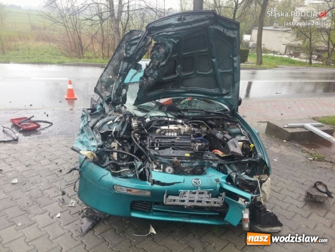 Zdjęcie w galerii na portalu naszwodzislaw.com: Czołowe zderzenie ciężar&oacute;wki z osob&oacute;wką. Wypadek spowodował mieszkaniec Turzy Śląskiej wiadomości z regionu