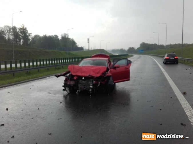 Zdjęcie w galerii na portalu naszwodzislaw.com: Mszana: rozbity jaguar zablokował autostradę  wiadomości z regionu