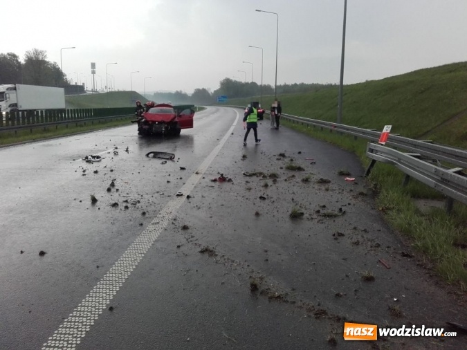 Zdjęcie w galerii na portalu naszwodzislaw.com: Mszana: rozbity jaguar zablokował autostradę  wiadomości z regionu