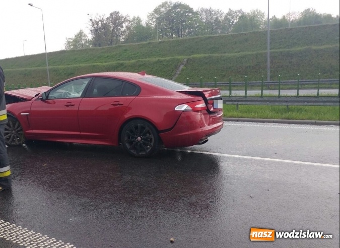 Zdjęcie w galerii na portalu naszwodzislaw.com: Mszana: rozbity jaguar zablokował autostradę  wiadomości z regionu