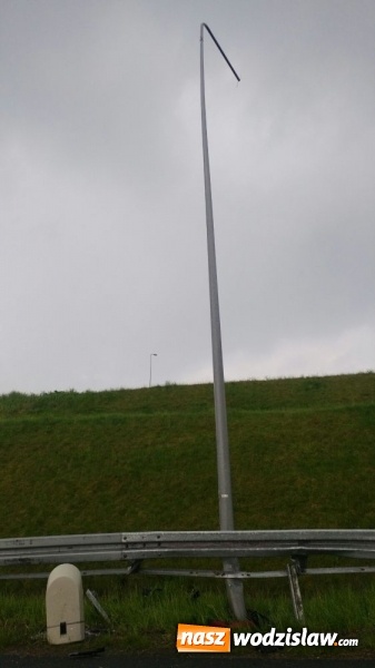 Zdjęcie w galerii na portalu naszwodzislaw.com: Mszana: rozbity jaguar zablokował autostradę  wiadomości z regionu