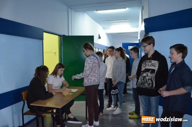 Zdjęcie w galerii na portalu naszwodzislaw.com: Let's read in English. Konkurs w ZS nr 3 wiadomości z regionu