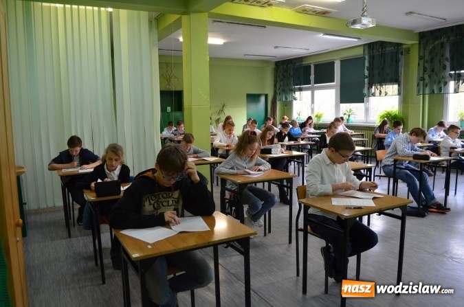 Zdjęcie w galerii na portalu naszwodzislaw.com: Let's read in English. Konkurs w ZS nr 3 wiadomości z regionu
