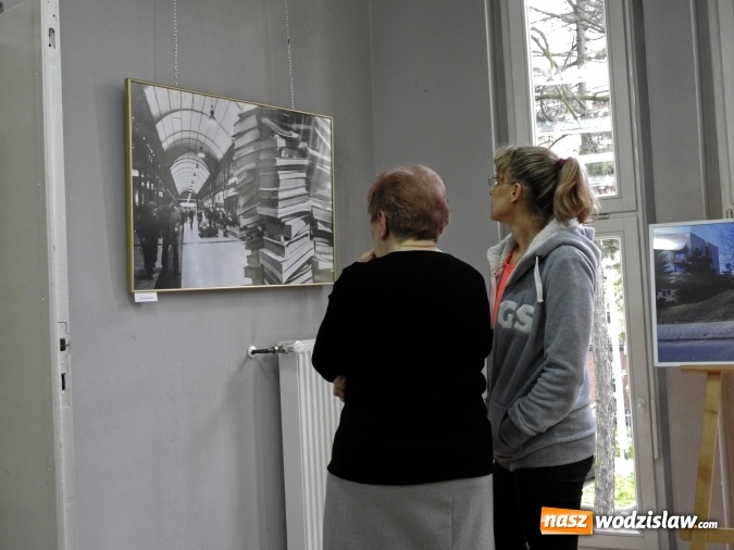 Zdjęcie w galerii na portalu naszwodzislaw.com: Czas i miejsce - wernisaż wystawy w Galerii Gawra wiadomości z regionu