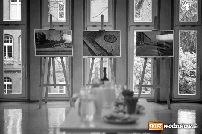 Zdjęcie w galerii na portalu naszwodzislaw.com: Czas i miejsce - wernisaż wystawy w Galerii Gawra wiadomości z regionu