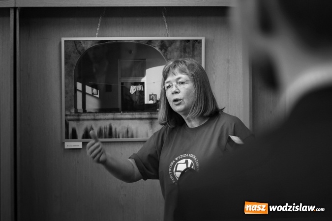 Zdjęcie w galerii na portalu naszwodzislaw.com: Czas i miejsce - wernisaż wystawy w Galerii Gawra wiadomości z regionu