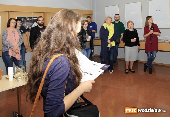 Zdjęcie w galerii na portalu naszwodzislaw.com: Czas i miejsce - wernisaż wystawy w Galerii Gawra wiadomości z regionu