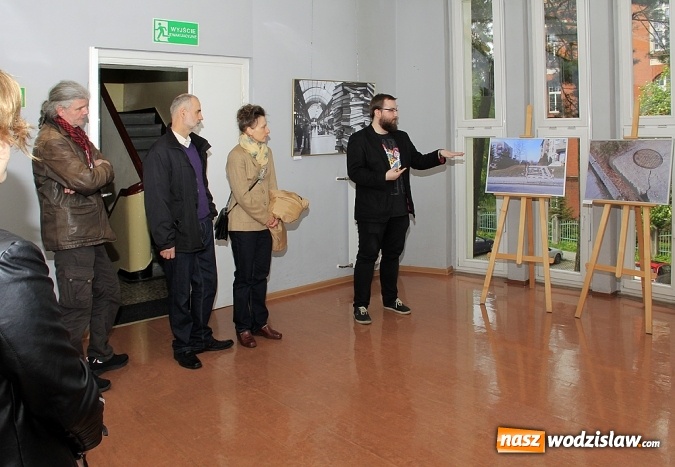 Zdjęcie w galerii na portalu naszwodzislaw.com: Czas i miejsce - wernisaż wystawy w Galerii Gawra wiadomości z regionu