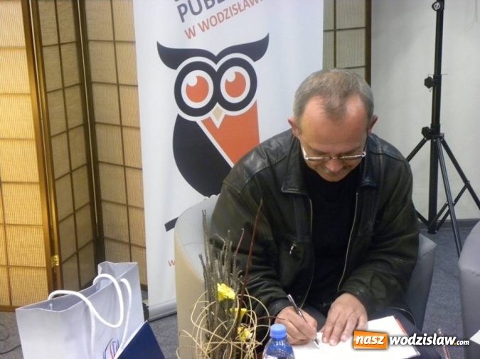 Zdjęcie w galerii na portalu naszwodzislaw.com: Wojciech Jagielski zagościł do wodzisławskiej biblioteki  wiadomości z regionu