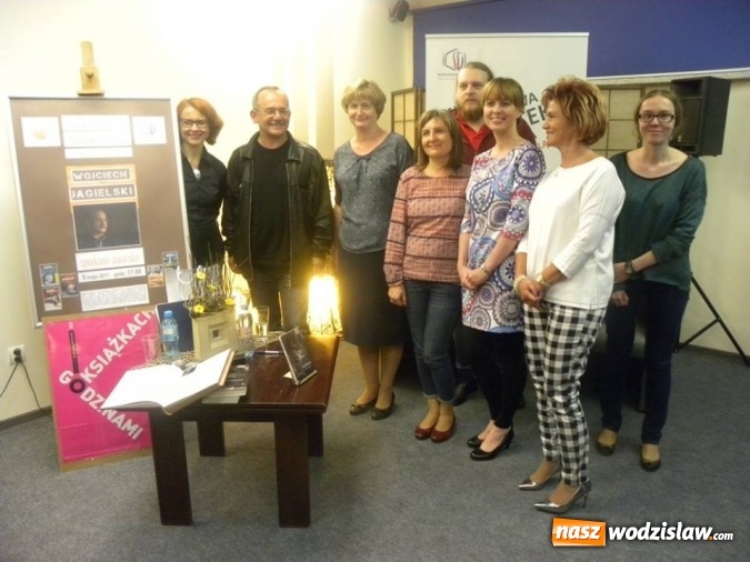 Zdjęcie w galerii na portalu naszwodzislaw.com: Wojciech Jagielski zagościł do wodzisławskiej biblioteki  wiadomości z regionu