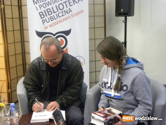 Zdjęcie w galerii na portalu naszwodzislaw.com: Wojciech Jagielski zagościł do wodzisławskiej biblioteki  wiadomości z regionu