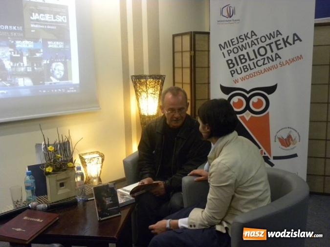 Zdjęcie w galerii na portalu naszwodzislaw.com: Wojciech Jagielski zagościł do wodzisławskiej biblioteki  wiadomości z regionu