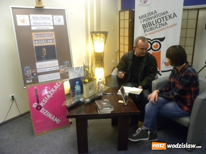 Zdjęcie w galerii na portalu naszwodzislaw.com: Wojciech Jagielski zagościł do wodzisławskiej biblioteki  wiadomości z regionu