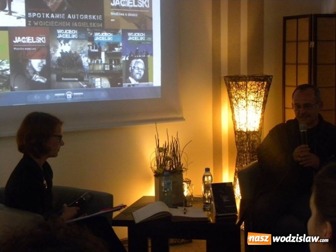 Zdjęcie w galerii na portalu naszwodzislaw.com: Wojciech Jagielski zagościł do wodzisławskiej biblioteki  wiadomości z regionu