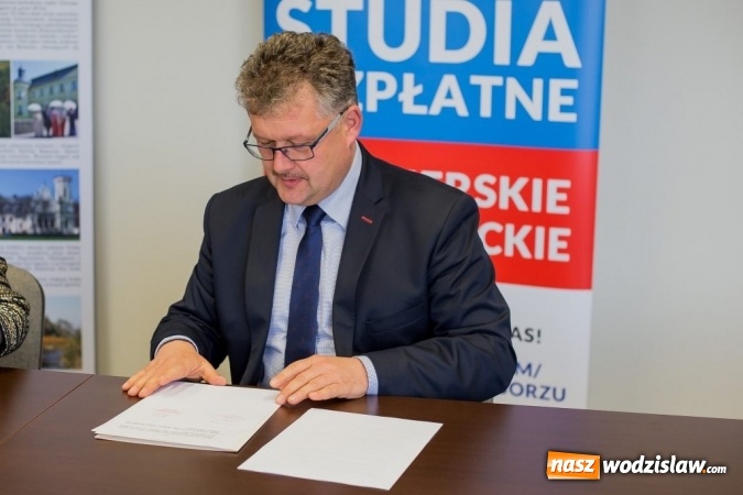 Zdjęcie w galerii na portalu naszwodzislaw.com: Podpisanie umowy między PWSZ w Raciborzu i Gminą Krzyżanowice  wiadomości z regionu