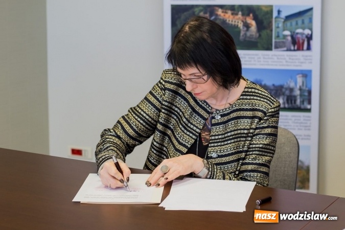 Zdjęcie w galerii na portalu naszwodzislaw.com: Podpisanie umowy między PWSZ w Raciborzu i Gminą Krzyżanowice  wiadomości z regionu