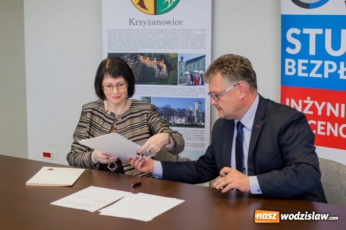 Zdjęcie w galerii na portalu naszwodzislaw.com: Podpisanie umowy między PWSZ w Raciborzu i Gminą Krzyżanowice  wiadomości z regionu