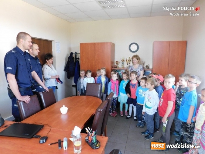 Zdjęcie w galerii na portalu naszwodzislaw.com: Gorzyce: dzielnicowi pokazali przedszkolakom komisariat i opowiedzieli o swojej pracy  wiadomości z regionu