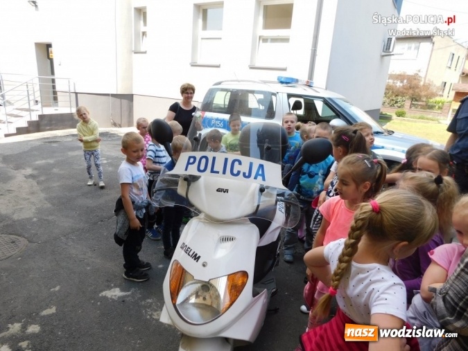 Zdjęcie w galerii na portalu naszwodzislaw.com: Gorzyce: dzielnicowi pokazali przedszkolakom komisariat i opowiedzieli o swojej pracy  wiadomości z regionu