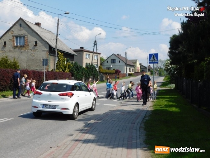 Zdjęcie w galerii na portalu naszwodzislaw.com: Gorzyce: dzielnicowi pokazali przedszkolakom komisariat i opowiedzieli o swojej pracy  wiadomości z regionu