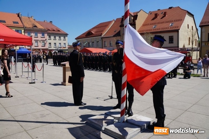 Zdjęcie w galerii na portalu naszwodzislaw.com: Strażacy świętowali na wodzisławskim Rynku  wiadomości z regionu