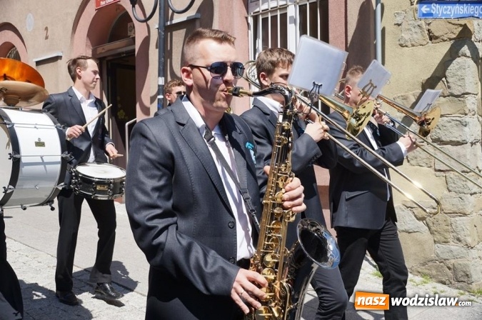 Zdjęcie w galerii na portalu naszwodzislaw.com: Strażacy świętowali na wodzisławskim Rynku  wiadomości z regionu