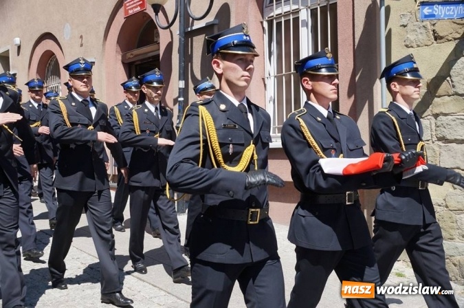 Zdjęcie w galerii na portalu naszwodzislaw.com: Strażacy świętowali na wodzisławskim Rynku  wiadomości z regionu
