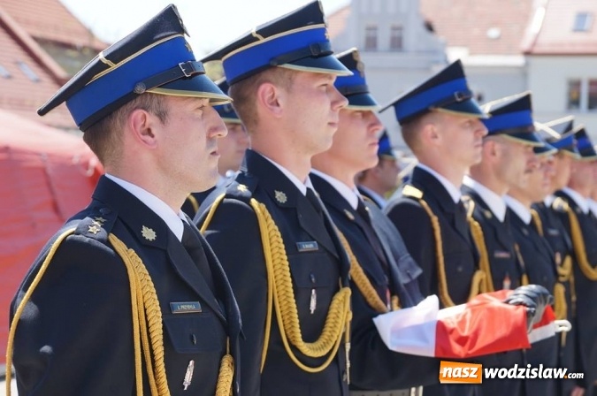Zdjęcie w galerii na portalu naszwodzislaw.com: Strażacy świętowali na wodzisławskim Rynku  wiadomości z regionu