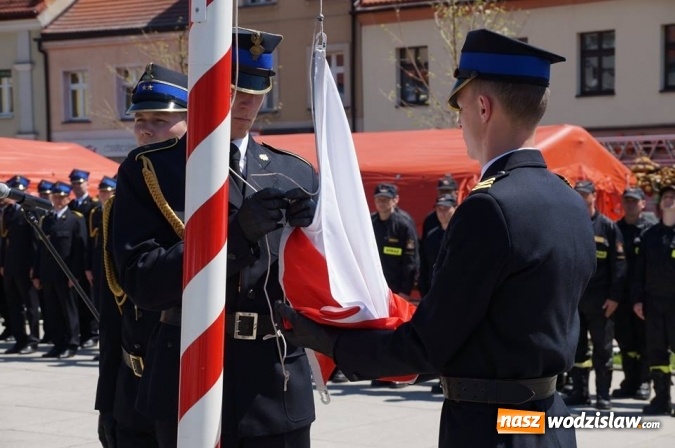 Zdjęcie w galerii na portalu naszwodzislaw.com: Strażacy świętowali na wodzisławskim Rynku  wiadomości z regionu