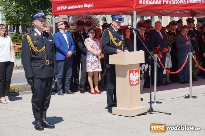 Zdjęcie w galerii na portalu naszwodzislaw.com: Strażacy świętowali na wodzisławskim Rynku  wiadomości z regionu