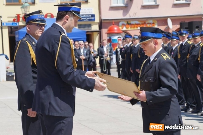 Zdjęcie w galerii na portalu naszwodzislaw.com: Strażacy świętowali na wodzisławskim Rynku  wiadomości z regionu
