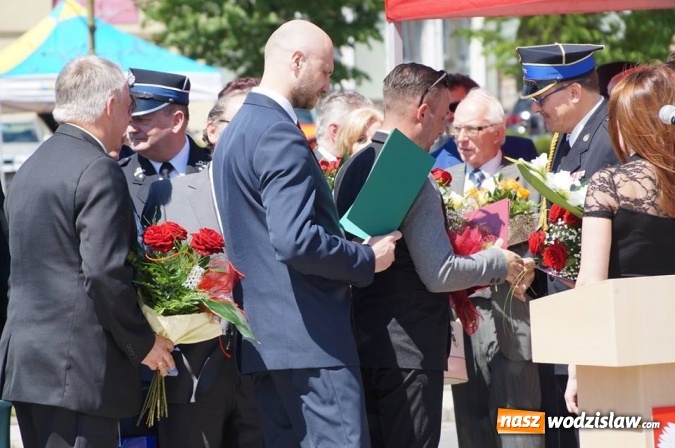 Zdjęcie w galerii na portalu naszwodzislaw.com: Strażacy świętowali na wodzisławskim Rynku  wiadomości z regionu