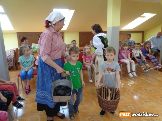 Zdjęcie w galerii na portalu naszwodzislaw.com: PP 18: U starki w chałupie. Zajęcia warsztatowe z regionalizmu w Żorskim Centrum Regionalnym wiadomości z regionu