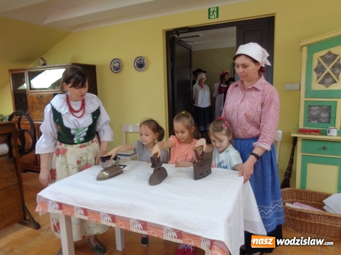 Zdjęcie w galerii na portalu naszwodzislaw.com: PP 18: U starki w chałupie. Zajęcia warsztatowe z regionalizmu w Żorskim Centrum Regionalnym wiadomości z regionu