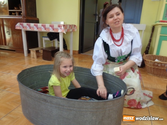 Zdjęcie w galerii na portalu naszwodzislaw.com: PP 18: U starki w chałupie. Zajęcia warsztatowe z regionalizmu w Żorskim Centrum Regionalnym wiadomości z regionu