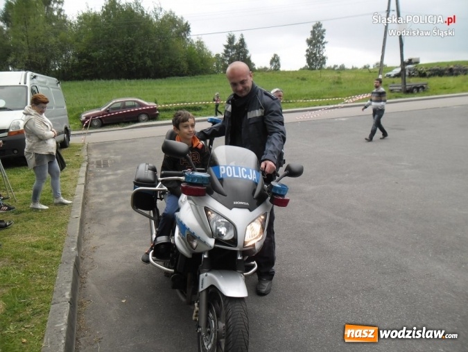 Zdjęcie w galerii na portalu naszwodzislaw.com: Policjanci na pikniku militarnym wiadomości z regionu