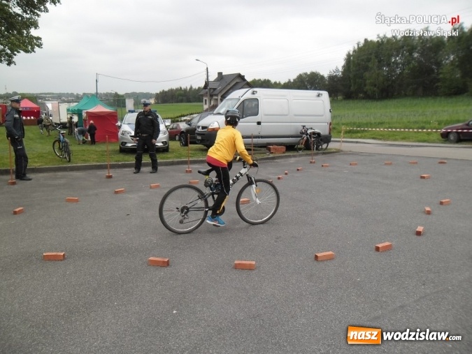 Zdjęcie w galerii na portalu naszwodzislaw.com: Policjanci na pikniku militarnym wiadomości z regionu
