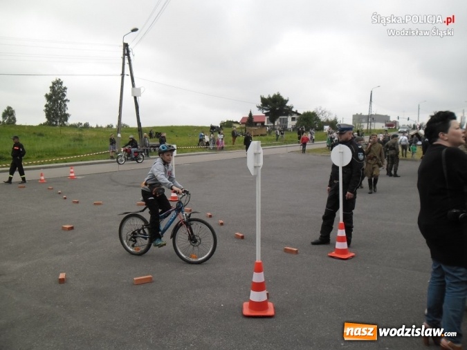 Zdjęcie w galerii na portalu naszwodzislaw.com: Policjanci na pikniku militarnym wiadomości z regionu