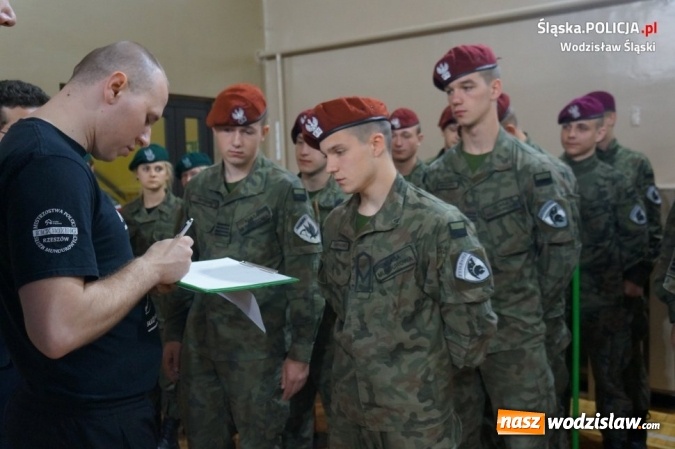 Zdjęcie w galerii na portalu naszwodzislaw.com: Konkurs klas mundurowych. Walczyli o puchar komendanta wodzisławskiej policji i dyrektora szkoły wiadomości z regionu
