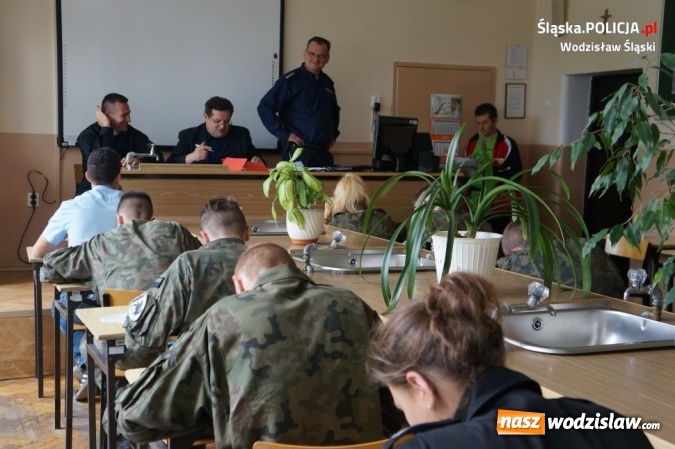 Zdjęcie w galerii na portalu naszwodzislaw.com: Konkurs klas mundurowych. Walczyli o puchar komendanta wodzisławskiej policji i dyrektora szkoły wiadomości z regionu