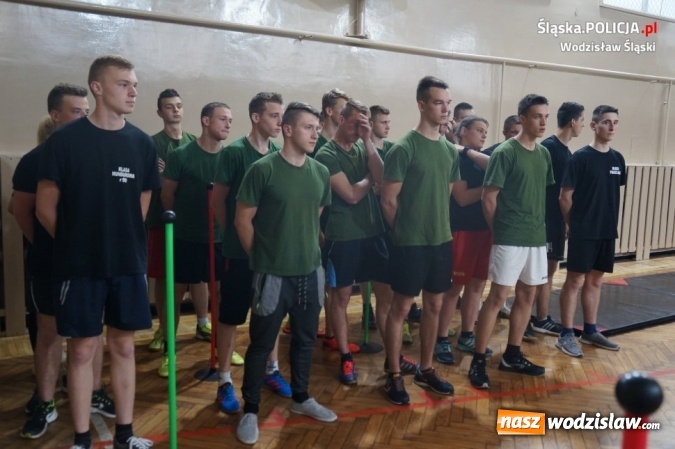 Zdjęcie w galerii na portalu naszwodzislaw.com: Konkurs klas mundurowych. Walczyli o puchar komendanta wodzisławskiej policji i dyrektora szkoły wiadomości z regionu