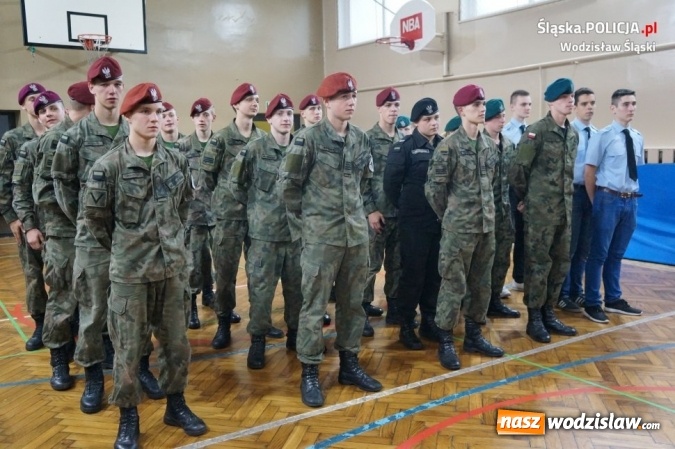 Zdjęcie w galerii na portalu naszwodzislaw.com: Konkurs klas mundurowych. Walczyli o puchar komendanta wodzisławskiej policji i dyrektora szkoły wiadomości z regionu